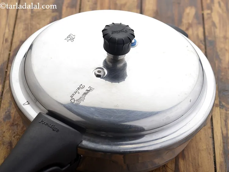 स्टेप 18 – प्रेशर कुकर का ढक्कन बंद करें और २ सीटी के …