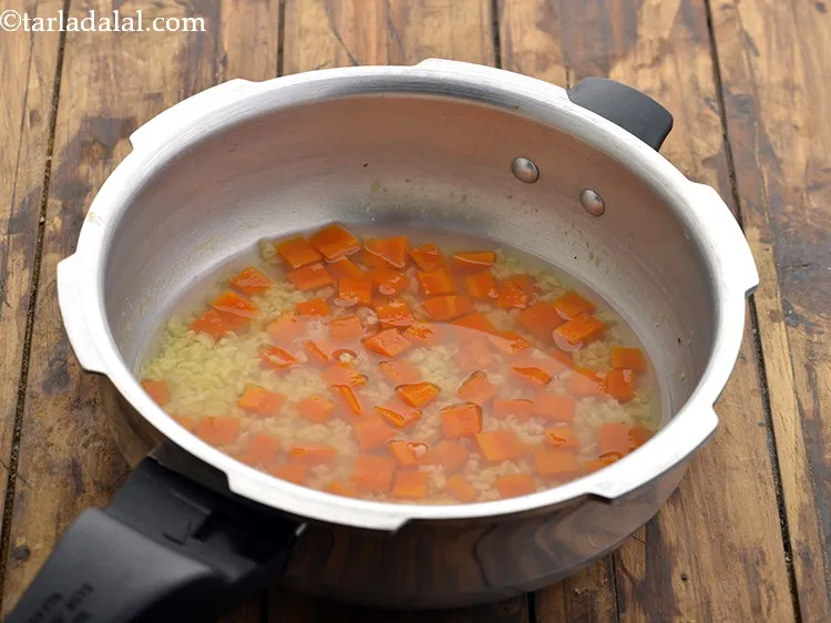 स्टेप 19 – <strong>बच्चों के लिए गाजर मूंग दाल सूप</strong> पकाने के बाद …