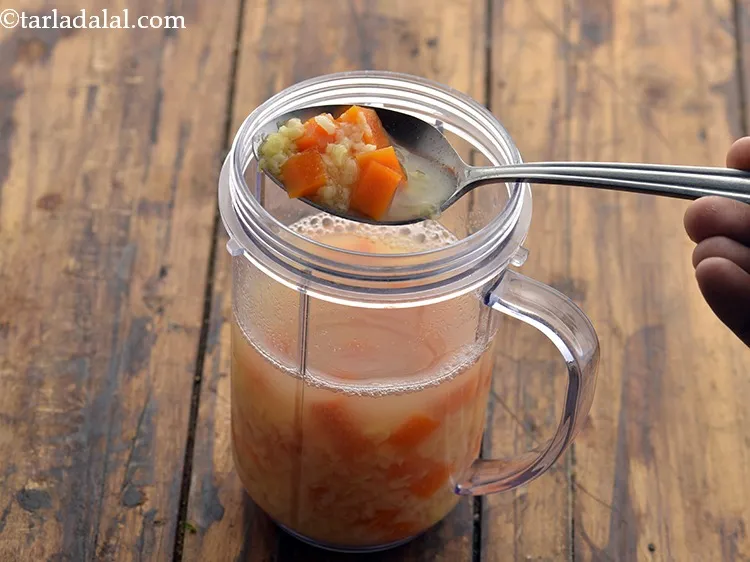 स्टेप 20 – मिक्सर के जार में मिश्रण को डालें।