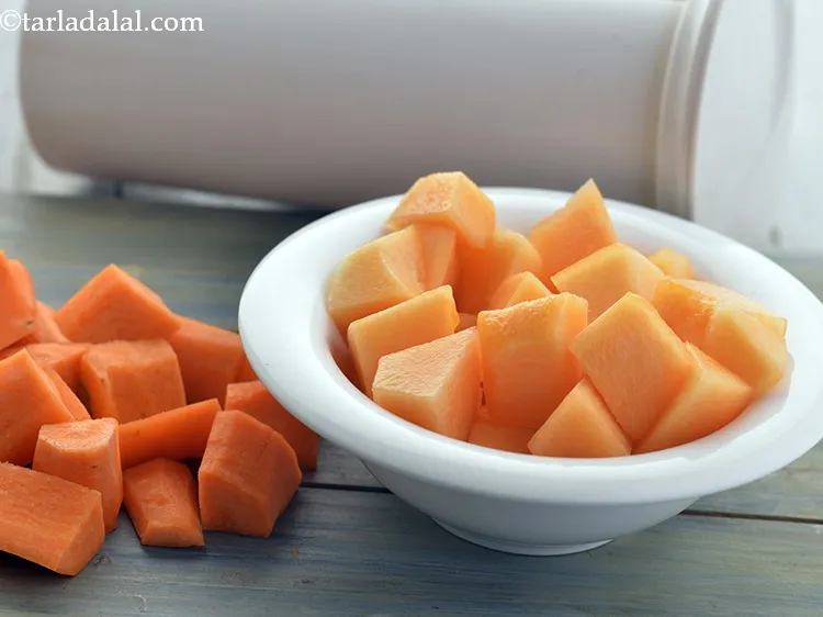Step 20 – Put a few pieces of carrot and muskmelon cubes alternately in the hopper.&nbsp; &nbsp;