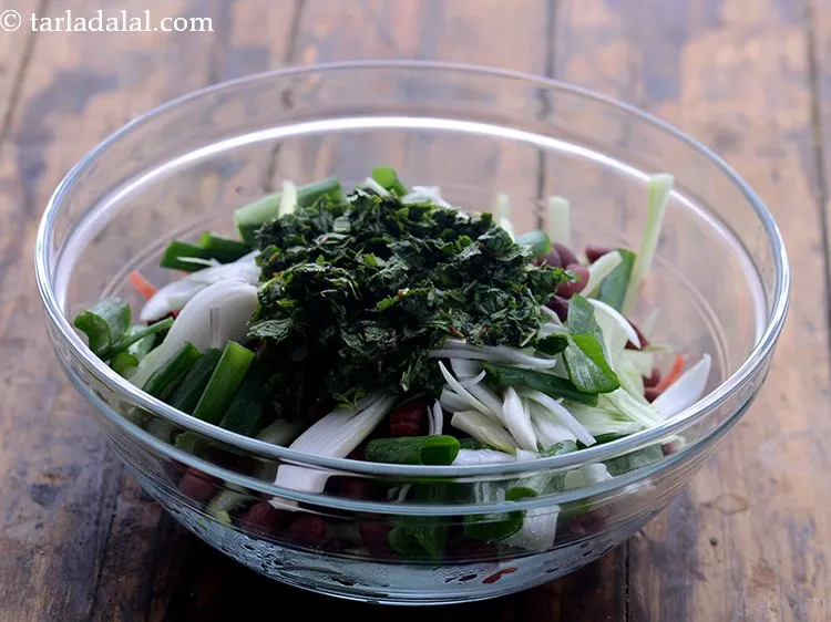 स्टेप 19 – पुदीना ड्रेसिंग डालें।