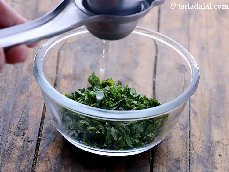 स्टेप 11 – इसमें नींबू का रस डालें।