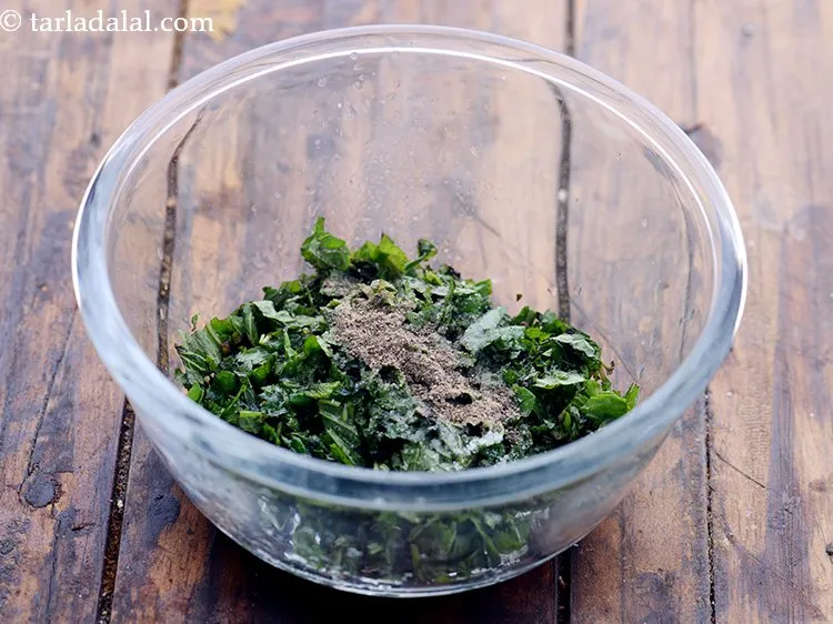 स्टेप 13 – स्वादानुसार काली मिर्च पाउडर डालें।