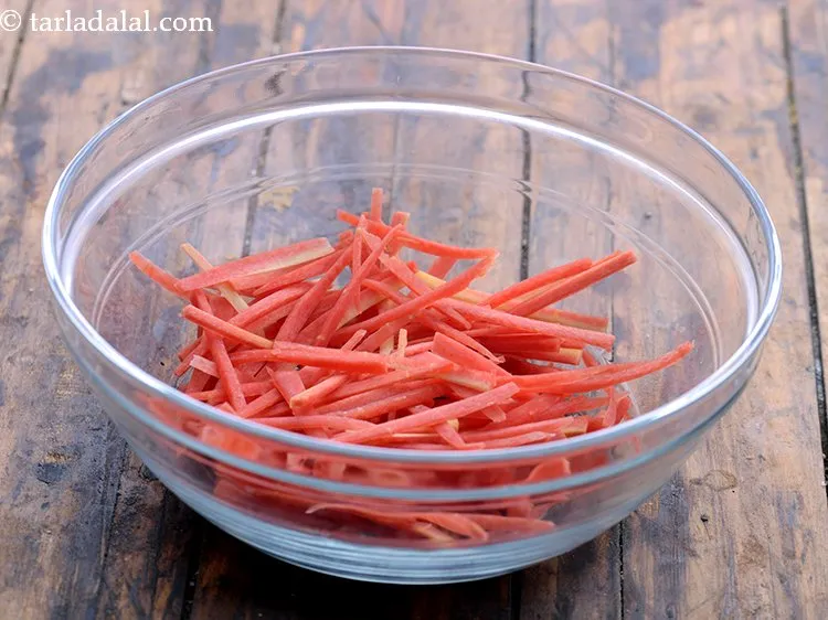 स्टेप 15 – <strong>मिन्ट ड्रेसिंग के साथ गाजर ककड़ी और राजमा सलाद </strong>बनाने …