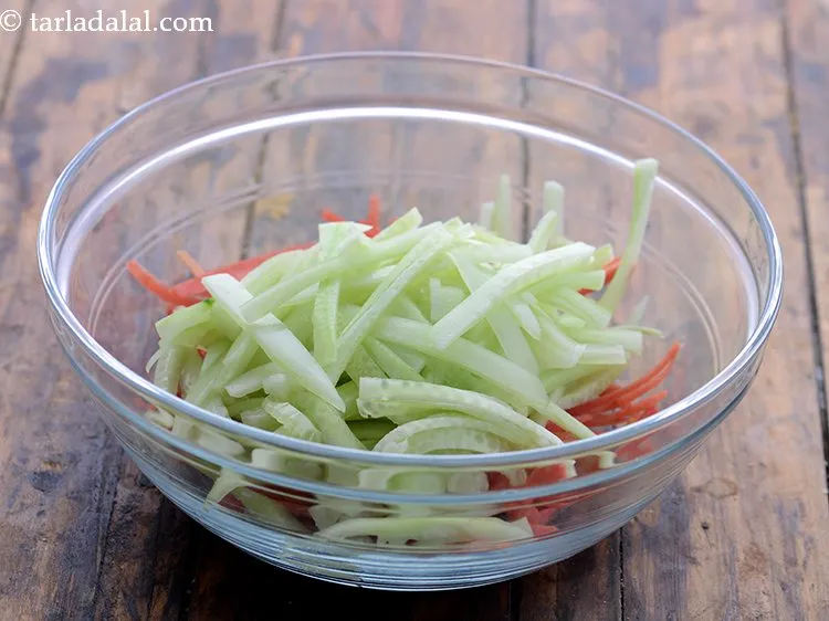 स्टेप 16 – इसमें पतली स्लाईस्ड ककड़ी डालें।