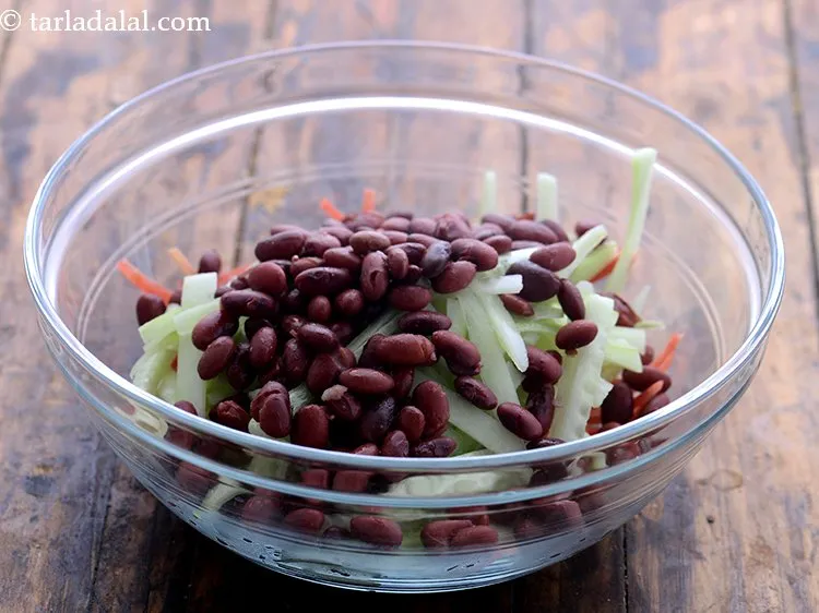 स्टेप 17 – भिगोया हुआ और पका हुआ राजमा डालें।