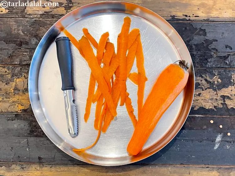 स्टेप 10 – एक पीलर का उपयोग करके उन्हें छील लें।