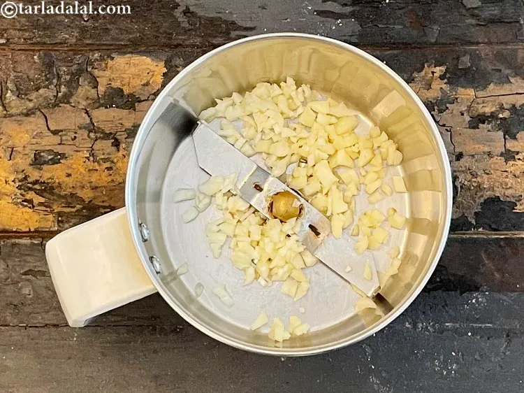 स्टेप 12 – <strong>गाजर लहसुन की चटनी</strong> को पीसने के लिए | <strong>स्वस्थ …