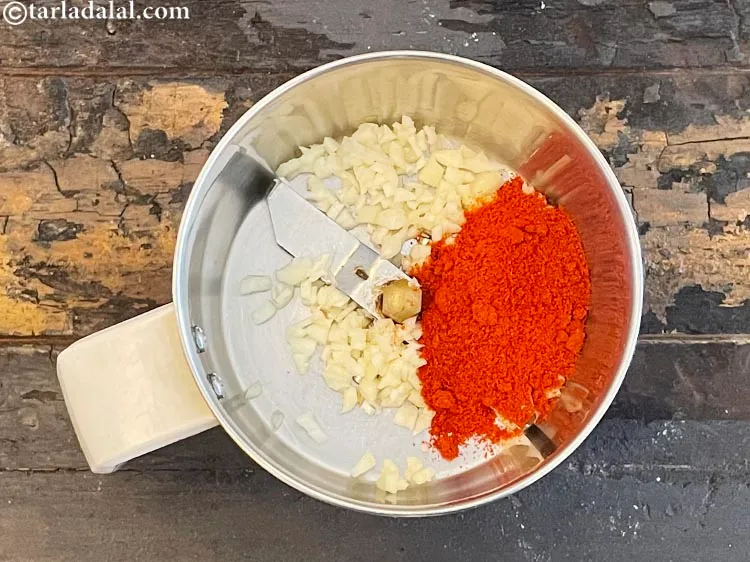 स्टेप 13 – २ टेबल-स्पून <a href=""https://www.tarladalal.com/glossary-chilli-powder-red-chilli-powder-hindi-339i"">मिर्च पाउडर</a> डालें।