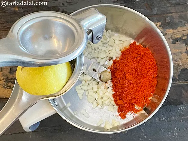 स्टेप 14 – १/४ टी-स्पून <a href=""https://www.tarladalal.com/glossary-lemon-juice-numbi-ka-ras-nimbu-ka-juice-hindi-471i"">नींबू का रस</a> डालें।