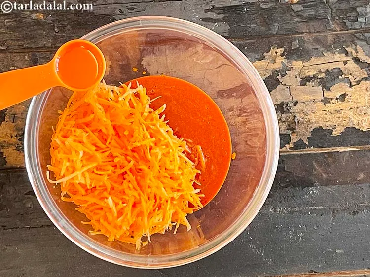 स्टेप 19 – १ टी-स्पून <a href=""https://www.tarladalal.com/glossary-oil-hindi-671i"">तेल</a> डालें।