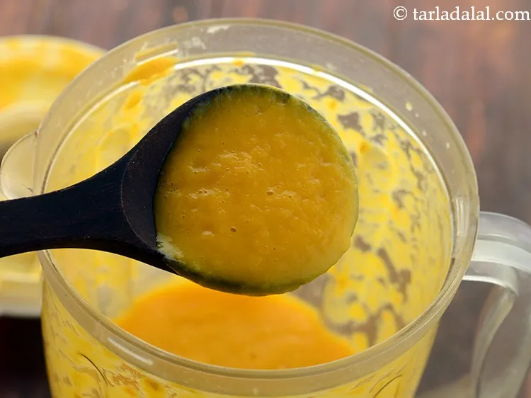 Step 18 – Blend till smooth. This is how the blended mixture of<strong> spiced onion carrot soup </strong>looks …