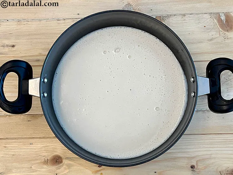 स्टेप 17 – मिश्रण को वापस उसी गहरे नॉन-स्टिक पैन में डालें।