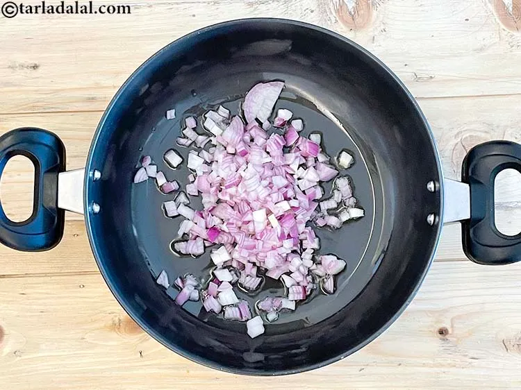 स्टेप 8 – १ कप <a href=""https://www.tarladalal.com/glossary-chopped-onions-hindi-722i"">बारीक कटा हुआ प्याज़</a> डालें और मध्यम …