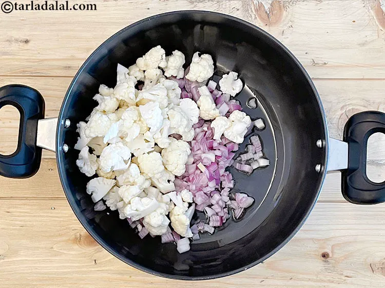 स्टेप 9 – २ कप मोटे तौर पर <a href=""https://www.tarladalal.com/glossary-chopped-cauliflower-hindi-796i"">कटी हुई फूलगोभी</a> डालें।