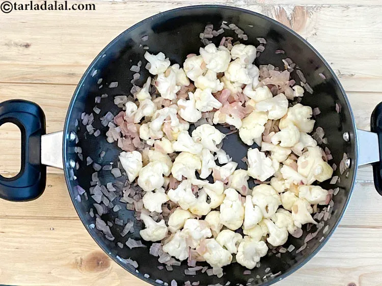 स्टेप 10 – मध्यम आंच पर ३ से ४ मिनट के लिए भून …