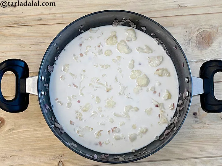 स्टेप 11 – २ कप <a href=""https://www.tarladalal.com/glossary-low-fat-milk-low-cal-milk-skim-milk-toned-milk-hindi-516i"">लो-फॅट दूध</a>, 99.7% फैट-फ्री डालें।&nbsp;1 कप&nbsp;<a href=""/recipes-using-milk-in-hindi-514"">दूध&nbsp;</a>अनुशंसित …