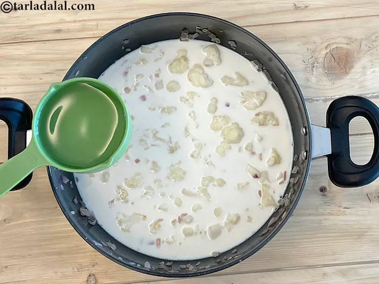 स्टेप 12 – १/२ कप पानी डालें।