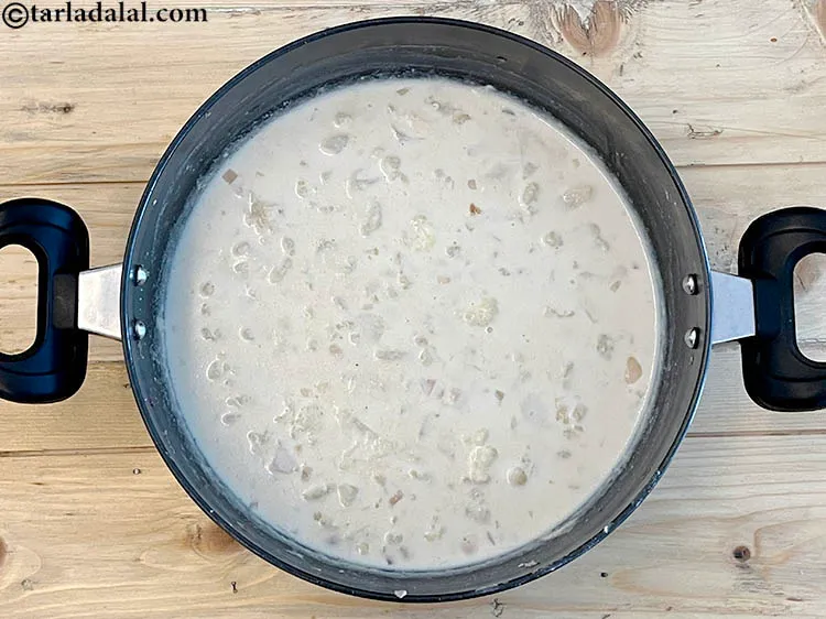 स्टेप 14 – मध्यम आंच पर ८ से १० मिनट के लिए बीच-बीच …