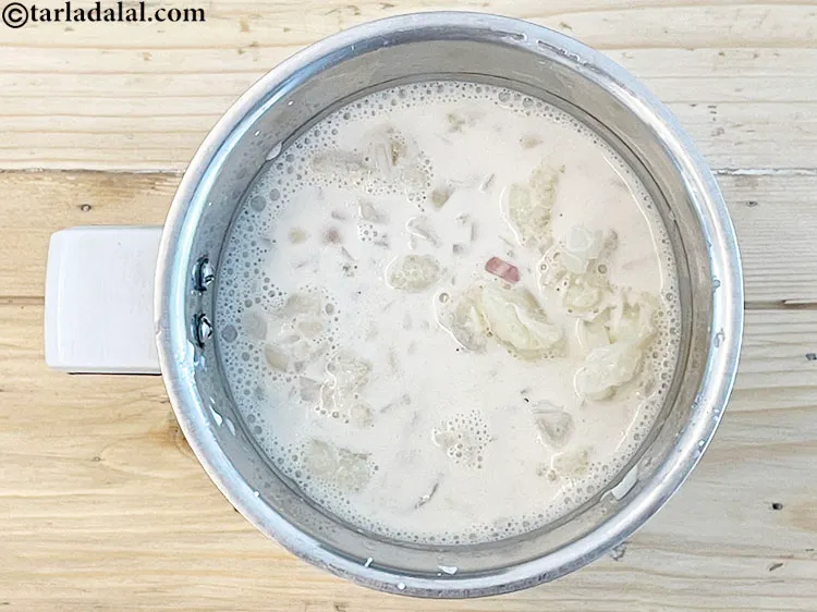 स्टेप 15 – मिश्रण को पूरी तरह से ठंडा होने दें। फिर मिक्सर …