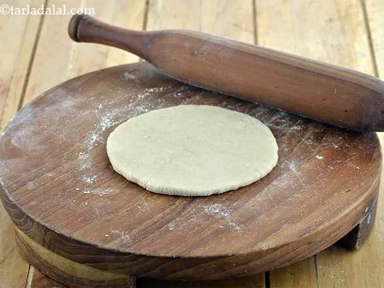 स्टेप 11 – आटे के एक भाग को 100 मिमी. (4&quot;) व्यास के …