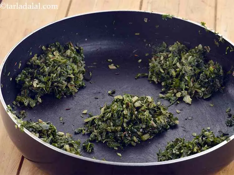 स्टेप 9 – फूलगोभी के मिश्रण को 5 बराबर भागों में बांट लें …