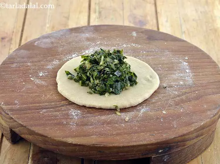 स्टेप 12 – फूलगोभी के मिश्रण का एक भाग गोल&nbsp;के बीच में रखें।