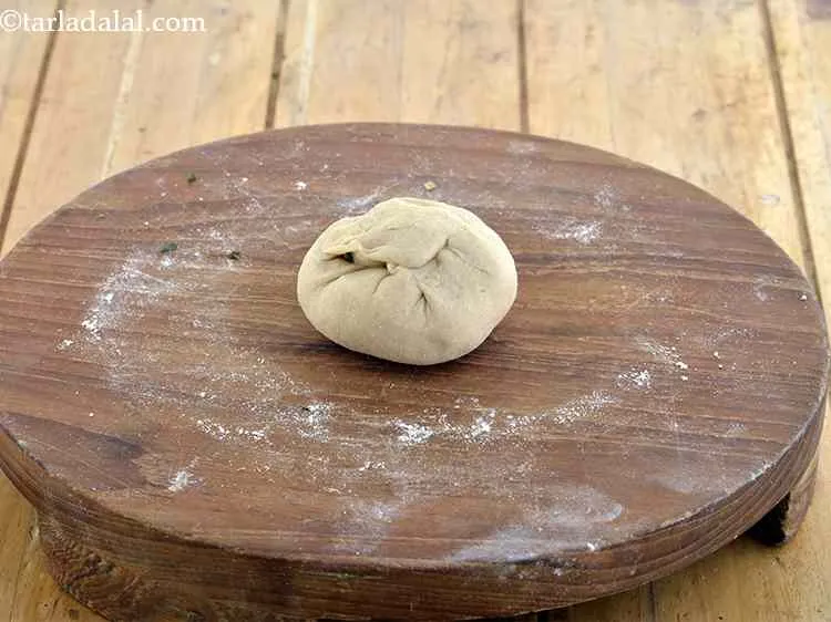 स्टेप 13 – सभी किनारों को बीच में लाकर अच्छी तरह सील कर …