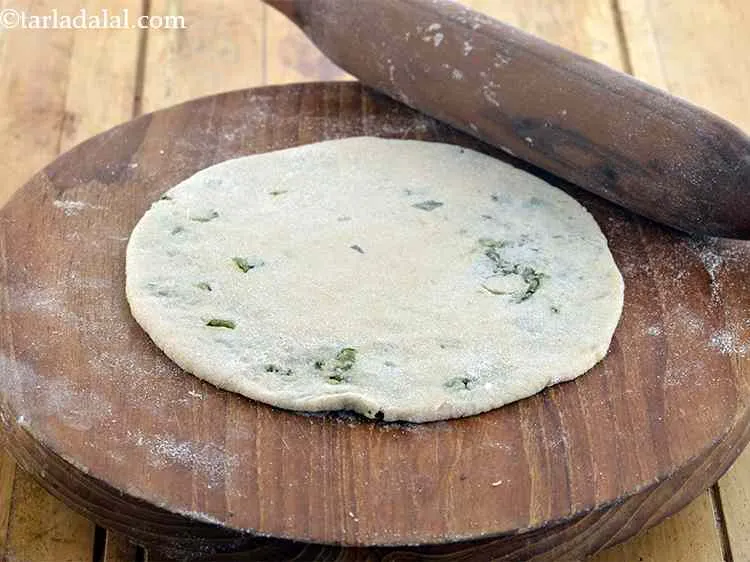 स्टेप 14 – फिर से गेहूं के आटे का उपयोग करके 150 मिमी. …