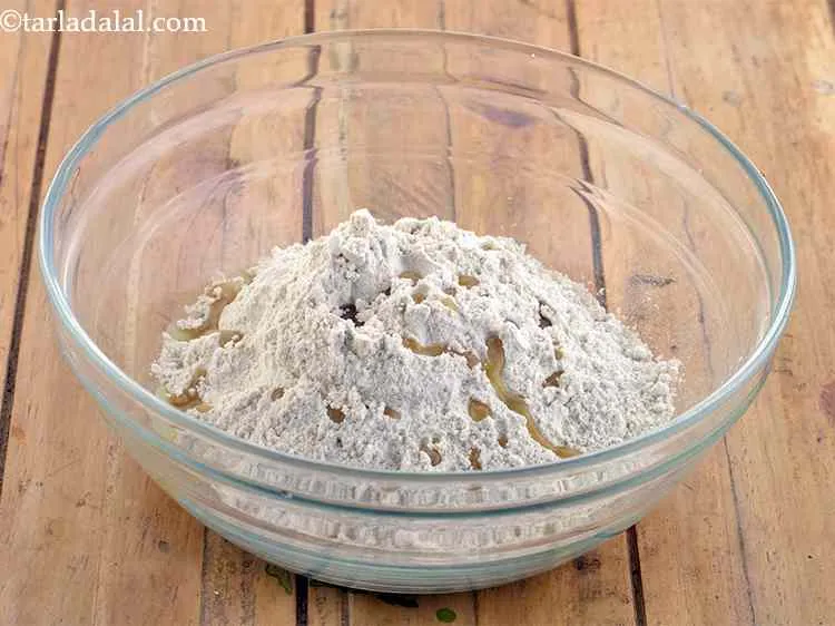 स्टेप 2 – उसी कटोरे में तेल और नमक डालें।