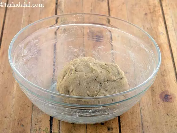 स्टेप 3 – पर्याप्त पानी का उपयोग करके इसे नरम आटा गूंथ लें।