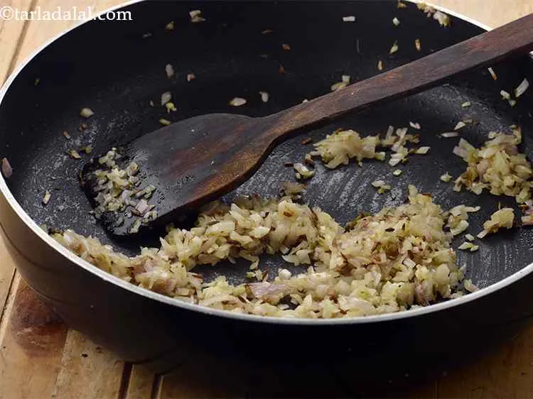 स्टेप 6 – १/२ टी-स्पून&nbsp;<a href=""https://www.tarladalal.com/glossary-green-chilli-paste-hari-mirch-ki-paste-mirchi-paste-hindi-333i"">हरी मिर्च की पेस्ट</a>, १/२ टी-स्पून&nbsp;<a href=""https://www.tarladalal.com/glossary-ginger-paste-adrak-ki-paste-hindi-457i"">अदरक की …