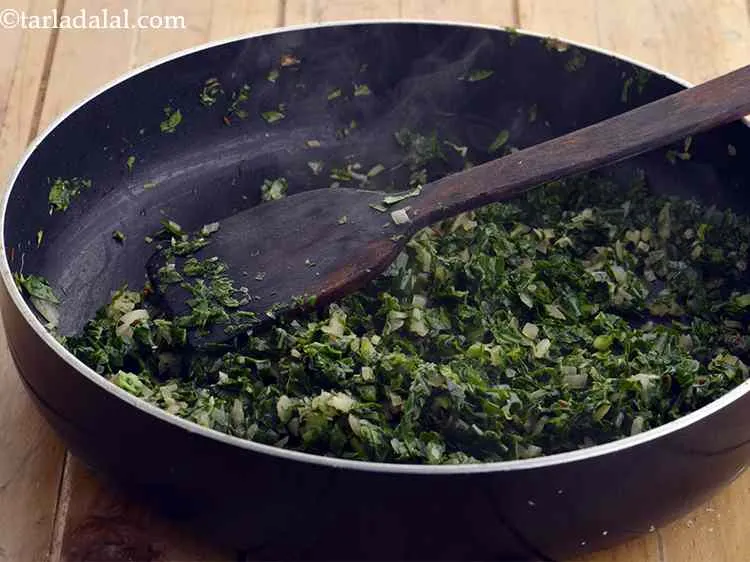स्टेप 7 – इसमें १ १/२ कप&nbsp;<a href=""https://www.tarladalal.com/glossary-chopped-cauliflower-greens-hindi-2267i"">कटे हुए फूलगोभी के पत्ते</a> और …