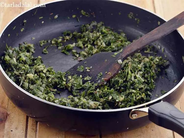 स्टेप 8 – 2 बड़े चम्मच पानी डालें, अच्छी तरह मिलाएँ और मध्यम …