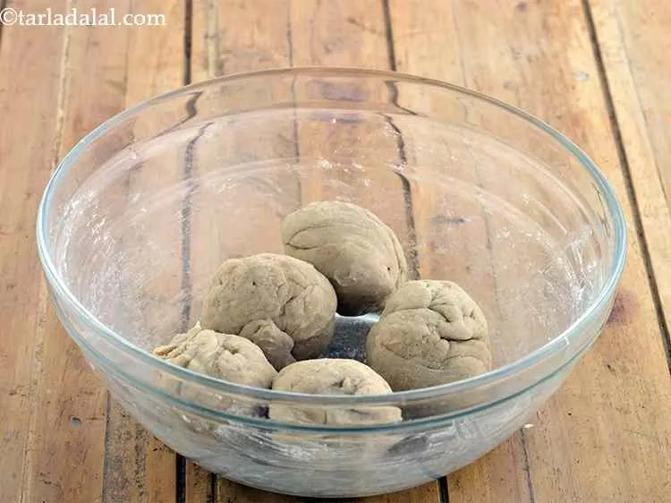 स्टेप 10 – <strong>फूलगोभी के पत्ते के पराठे की रेसिपी&nbsp;|&nbsp;हेल्दी फूलगोभी के पत्ते …