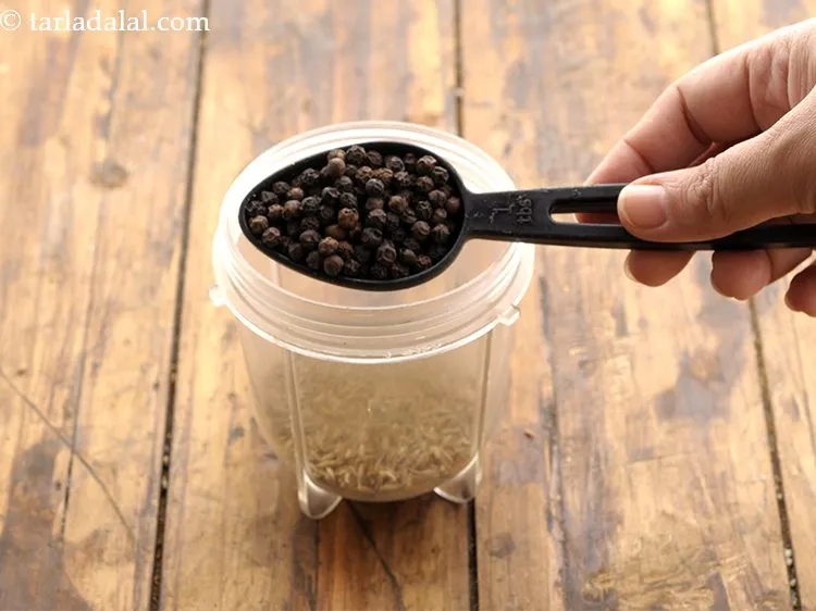 स्टेप 19 – काली मिर्च को जोड़ने से पहले इसमें से गंदगी या …