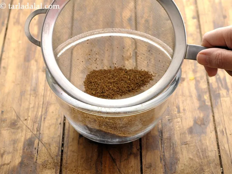 स्टेप 8 – एक गहरे कटोरे पर छलनी रखें। मुलायम <strong>चाट मसाला पाउडर</strong> …