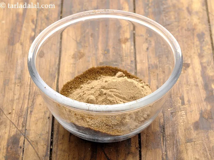 स्टेप 9 – एक अच्छा चटपटापन पाने के लिए आमचूर पाउडर डालें।