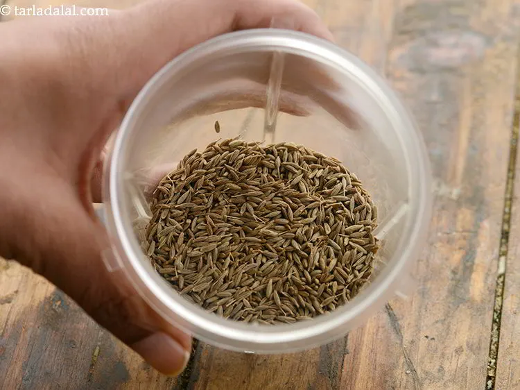 स्टेप 5 – ठंडा होने के बाद, एक छोटे मिक्सर जार में भुना …