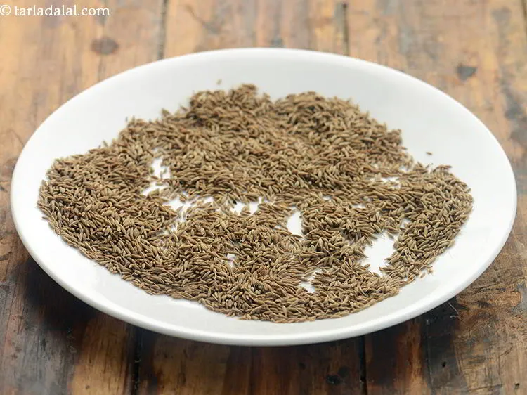 स्टेप 4 – जीरा को एक प्लेट में डालें और समान रूप से …