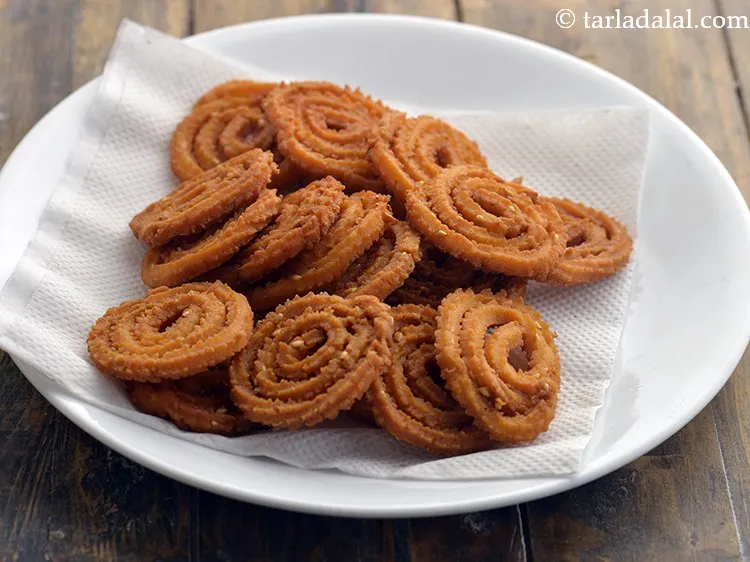 Step 24 – Remove and drain instant <strong>murukku</strong> on absorbent paper