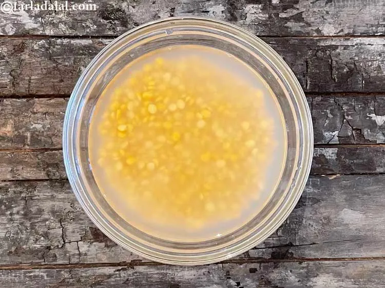 स्टेप 2 – इसमें पानी मिलाएं और चना दाल को साफ करें। <strong>आप …