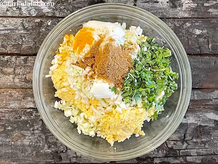 स्टेप 14 – एक चुटकी हल्दी पाउडर डालें।