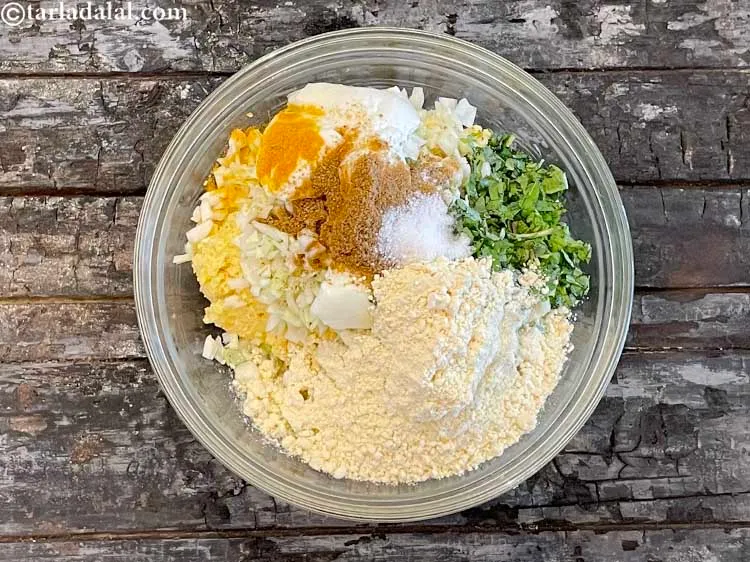 स्टेप 16 – १/४ कप बेसन डालें। बेसन टिक्की को बांधने में मदद …