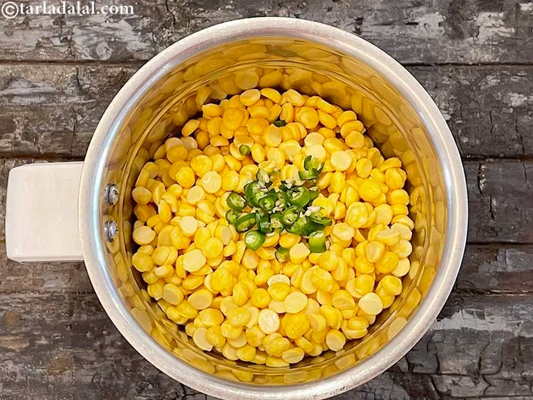 स्टेप 6 – लगभग १ टेबल-स्पून कटी हुई हरी मिर्च डालें।