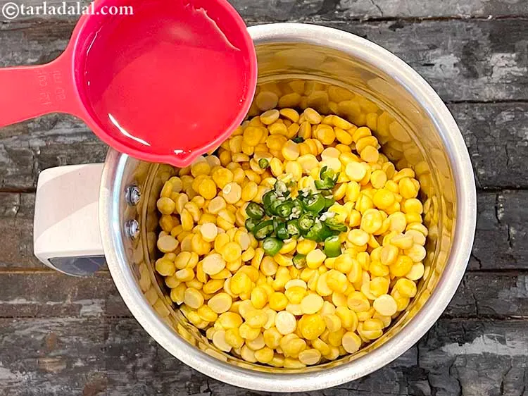 स्टेप 7 – २ टेबल-स्पून पानी डालें।