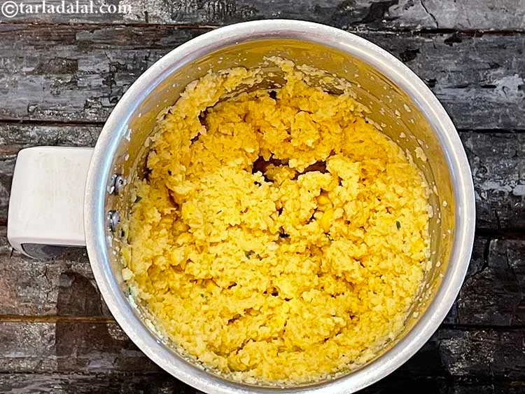 स्टेप 8 – एक मिक्सर में पीसकर दरदरा पेस्ट बना लें। मिश्रण को …