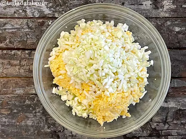 स्टेप 10 – १/२ कप बारीक कटी हुई पत्तागोभी डालें।