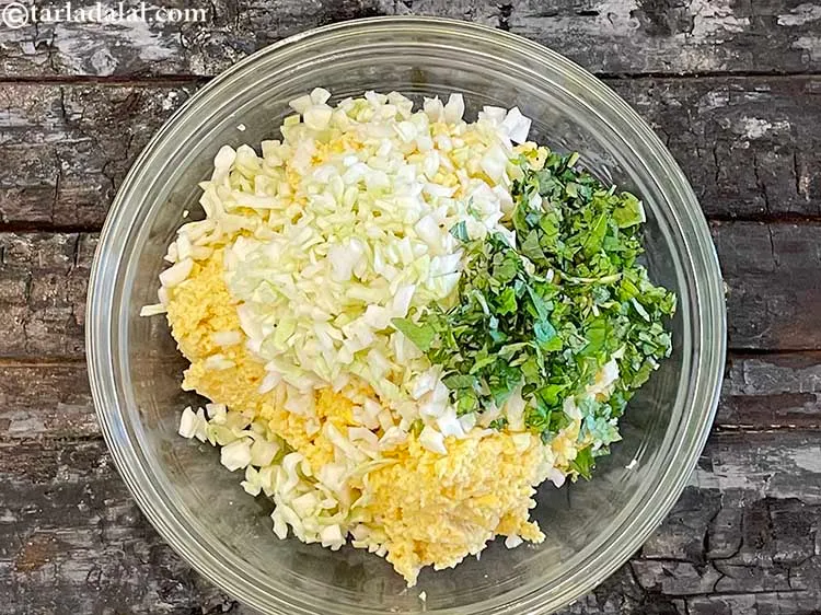 स्टेप 11 – २ टेबल-स्पून बारीक कटा हुआ पुदिना डालें।
