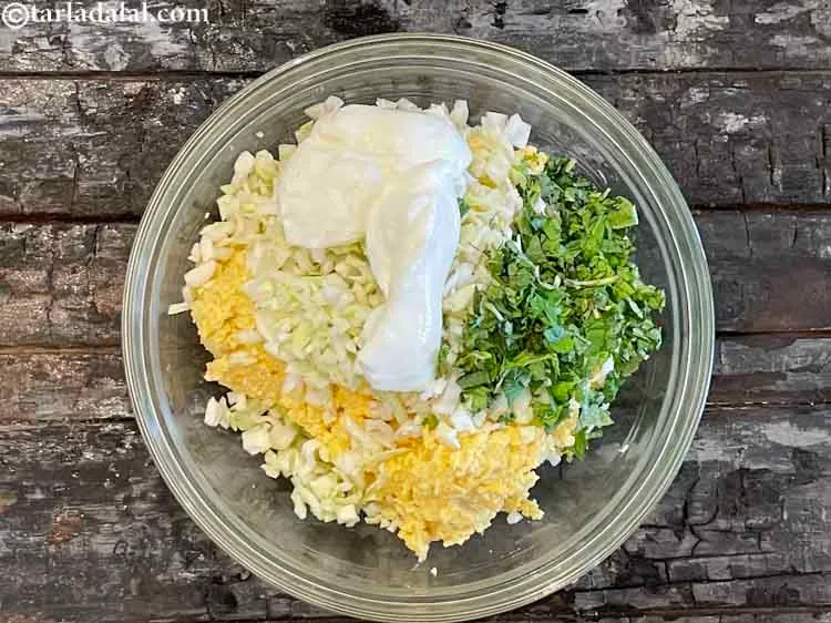 स्टेप 12 – २ टेबल-स्पून लो फॅट दही डालें।